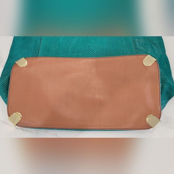 VINCE CAMUTO‎ Green "Alexa" Shoulder Tote - Picture 4 of 8